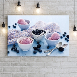 Шарики мороженого с голубикой и ежевикой