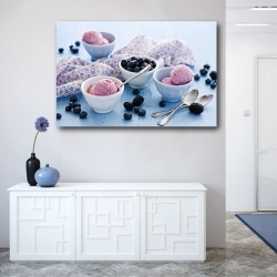 Шарики мороженого с голубикой и ежевикой